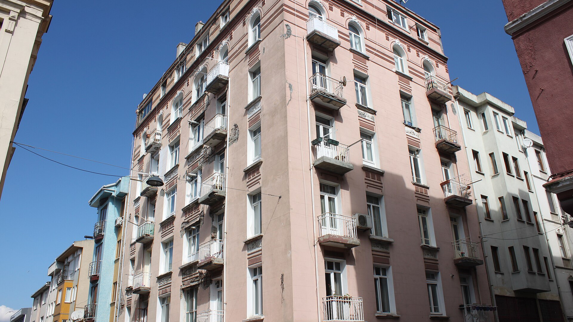Yeldeğirmeni’ndeki tarihi Celal Muhtar Apartmanı